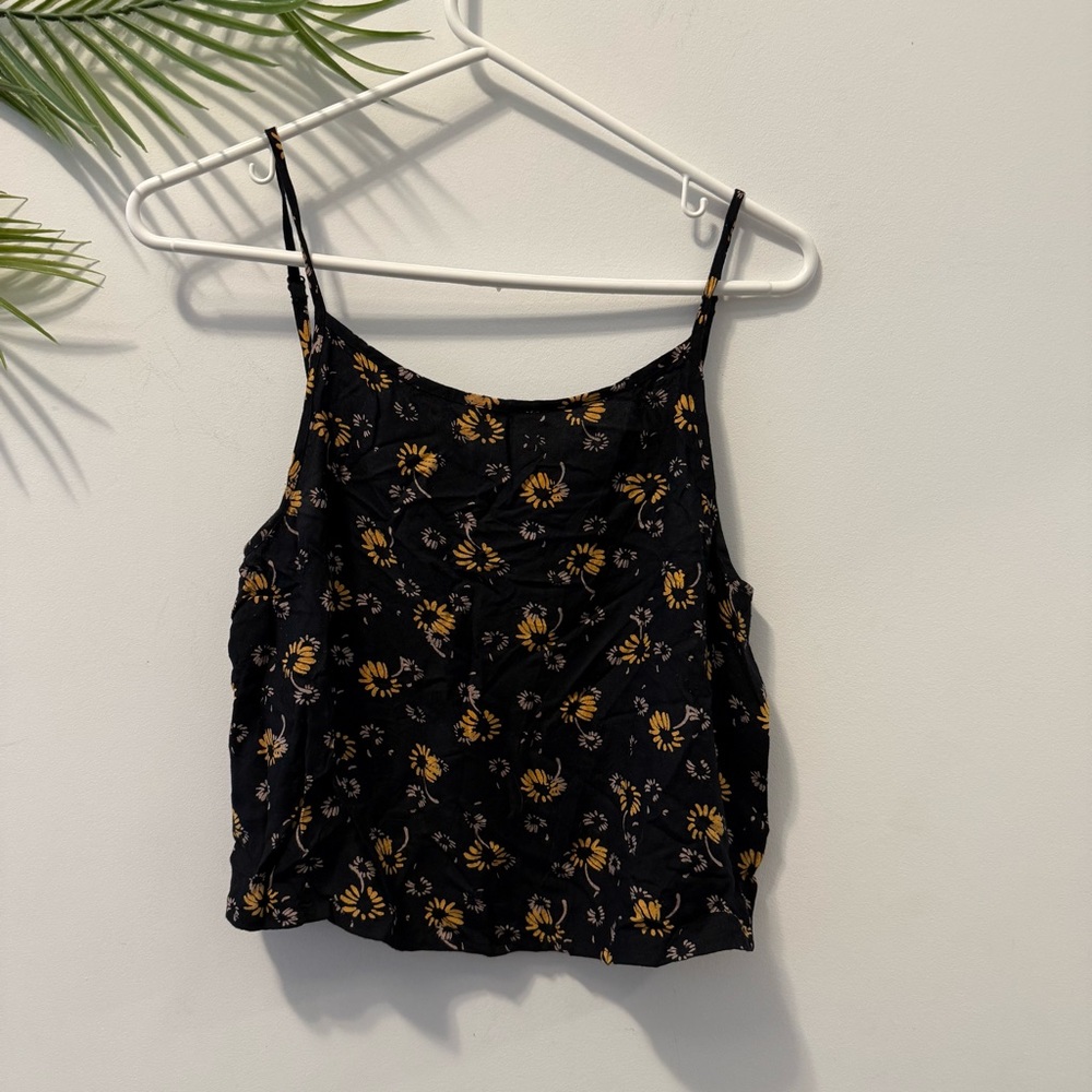 Kimchi Blue Black crop top with sunflower floral pattern 🌻